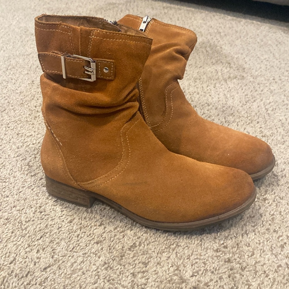 Very comfortable camel colored suede boots by Earth